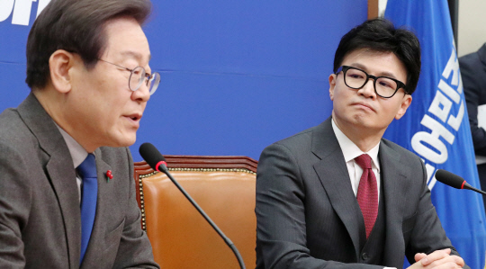 지난 12월29일 국회 본청 더불어민주당 대표실에서 이재명(왼쪽부터) 민주당 대표와, 취임 인사차 예방 온 한동훈 국민의힘 신임 비상대책위원장이 만나 공개발언을 하고 있다.<연합뉴스 사진>